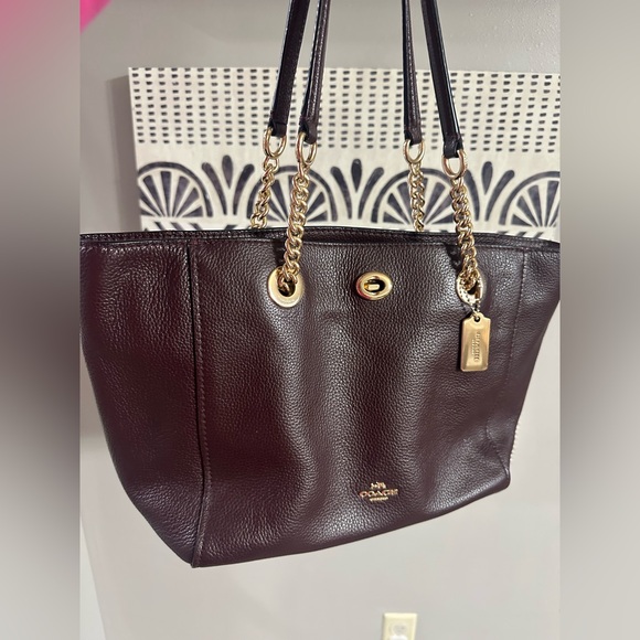 Coach Turnlock Chain Tote Burgundy Pebble Leather - Picture 3 of 12